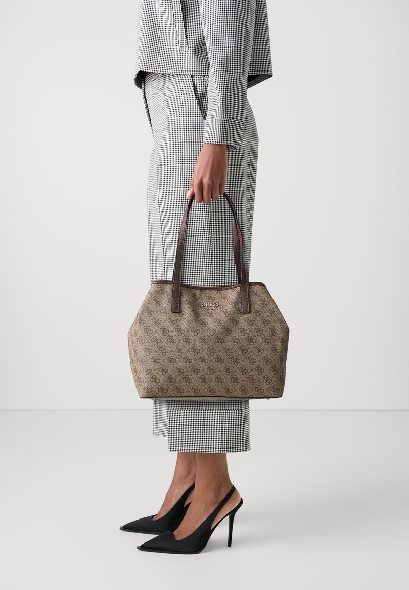 Guess VIKKY II - Handtas - latte brown