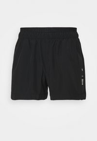 Pantalones cortos deportivos negros con una cintura elástica, fabricados en un tejido ligero, con un logotipo y detalles de texto en el lateral.