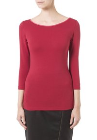 Rode, nauwsluitende top met lange mouwen en een boothals. Gemaakt van gladde stof, het heeft een eenvoudig, strak ontwerp zonder zichtbare patronen of accenten.