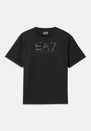 Zwarte katoenen T-shirt met een textuurlogo-ontwerp in pailletjes met "EA7" en "EMPORIO ARMANI" in grijs gedrukt op de voorkant. Korte mouwen.
