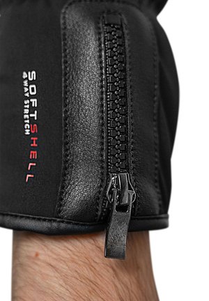 Schwarze Softshell-Handschuhe mit Reißverschluss und strukturierten Lederakzenten. Verstärkte Nähte und Logodetails in Rot und Weiß.