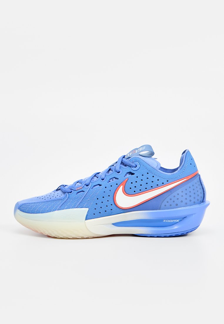 Zapatilla deportiva Nike azul con una parte superior texturizada, perforaciones para la transpirabilidad, swoosh blanco y una suela azul contrastante con detalle "zoomx".