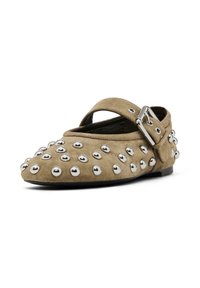 Scarpa in suede marrone con punta arrotondata, decorata con inserti di borchie silver e una fascia con fibbia laterale per la regolazione.