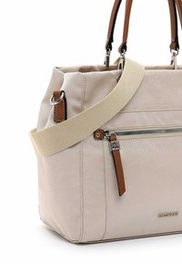 Beige nylonhandväska med läderdetaljer, zippered framficka, dubbla bruna handtag och en justerbar canvasaxelrem.