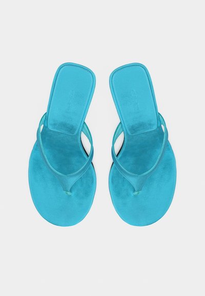 Ζευγάρι φωτεινά μπλε σανδάλια με σχέδιο τετραγωνικής μύτης και επενδεδυμένο πάτο, εμφανισμένα από πάνω σε λευκό φόντο.