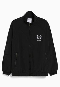 Czarna kurtka z wysokim kołnierzem, zamkiem błyskawicznym, bocznymi kieszeniami, elastycznymi mankietami oraz centralnym haftowanym logo z detalami laurowymi.