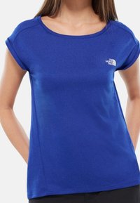 Blå t-shirt med kort ärm, tillverkad av ett mjukt och lätt tyg. Har en rundad halsringning och en logotryck på vänster bröst.