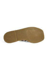 Semelle de chaussure en caoutchouc marron avec une texture antidérapante et des sections lisses. Forme arrondie avec un contour de talon bien défini. Pas de motifs ni d'accents visibles.