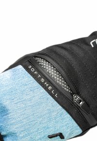 Schwarze Softshell-Handschuhe mit denimähnlichem blauen Stoff, Mesh-Reißverschlusstasche und schwarzen Hardware-Elementen. Textdetail in der Nähe des Reißverschlusses sichtbar.