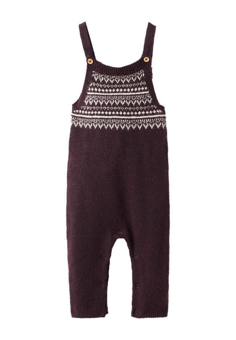 Salopetă tricotată burgund cu design alb și model, bretele reglabile, accente cu nasturi din lemn și închideri cu snaps la baza.