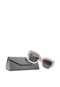 Occhiali da sole con montatura geometrica oversize in beige e bianco, dotati di lenti scure. Accompagnati da una custodia nera texturizzata con design a patella.