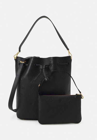 Borsa a secchio in pelle nera con motivo a logo in rilievo, chiusura a coulisse e dettagli in metallo dorato. Include un piccolo astuccio abbinato.