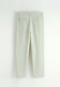 Pantalons taillés gris clair avec passants de ceinture et deux poches passepoilées au dos, présentés à plat sur un fond blanc.
