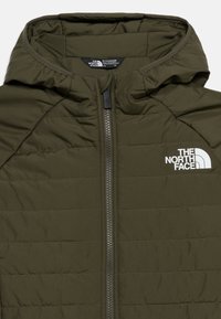 Πράσινο μπουφάν με επένδυση και κουκούλα, με κεντρικό φερμουάρ και το λευκό λογότυπο The North Face στο αριστερό στήθος.