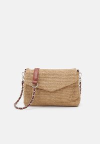 Borsa a mano in paglia intrecciata color beige con una finitura testurizzata, caratterizzata da un cappuccio pieghevole, una tracolla in pelle marrone e un manico in catena d'argento.