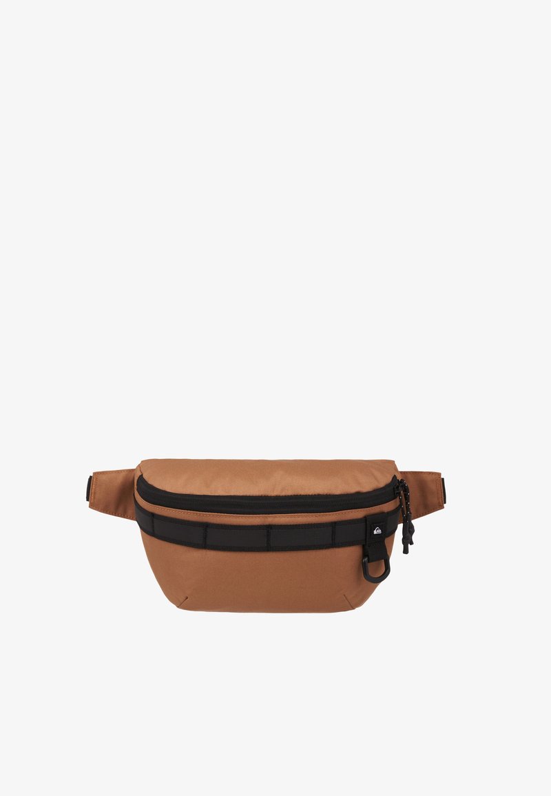 Sac banane en tissu marron avec fermeture éclair noire, sangle horizontale, petite étiquette logo et sangles latérales ajustables.