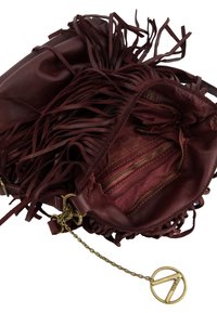 Burgunderrotes Leder-Handtasche mit Fransen, Reißverschlussfächern und einer Kette mit einem runden Anhänger. Texturierte Innenauskleidung.