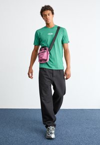 Dickies MOREAUVILLE UNISEX - Bandolera - mellow mauve
