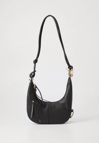 Melna ādas plecu soma ar izliektu dizainu, teksturētu virsmu, zelta detaļām un rāvējslēdzēja kabatu priekšpusē.