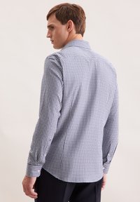 Męska koszula z długim rękawem w granatowo-białą kratkę. Posiada kołnierzyk, mankiety na guziki oraz dopasowany krój z gładką teksturą.