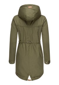 Olivgrön parkas med huva, indragen midja och tryckknappar. Slät tyg; har en dragsko och detaljer med bakventil.