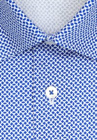 Koszula w niebiesko-białe wzory z geometrycznym motywem, klasycznym kołnierzykiem i białym guzikiem z niebieskim akcentem nitki.