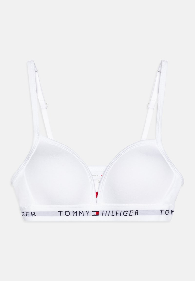 Soutien-gorge blanc avec des bonnets triangulaires rembourrés, doté d'une bande élastique estampillée en rouge et bleu marine. Bretelles ajustables avec fermeture à crochets.