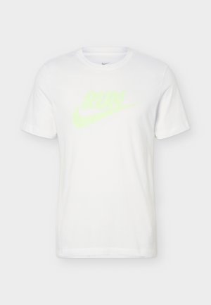 T-shirt bianca a maniche corte Nike con scritta "RUN" e logo swoosh in giallo neon sul davanti, scollo rotondo, sfondo semplice.
