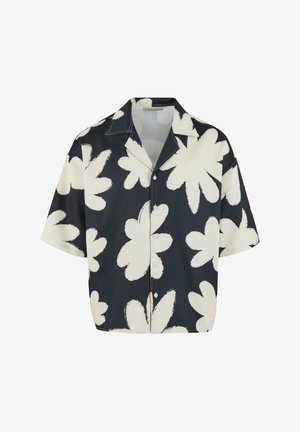 Košulja s kratkim rukavima u tamnoplavoj boji s velikim bijelim cvjetnim uzorkom, s klasičnim ovratnikom i mekanom, glatkom teksturom tkanine.