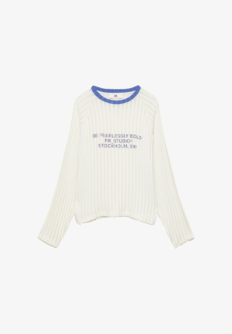 T-shirt blanc côtelé à manches longues avec col rond bleu et texte bleu disant "BE FEARLESSLY BOLD PR STUDIO STOCKHOLM, SW" sur le devant.