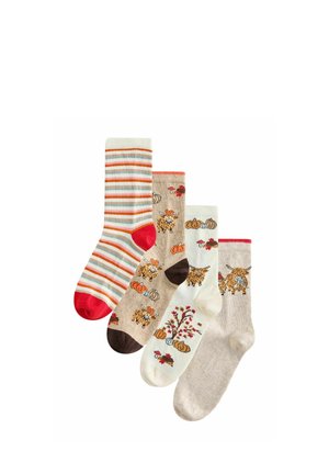 Vier bunte Socken mit Herbstmotiven, darunter Streifen, Kürbisse, Blätter, Pilze und eine Comic-Highland-Kuh.