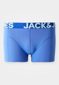 Blauwe boxershorts van rekbaar materiaal, met een brede blauwe tailleband met witte letters "JACK & JONES" en een glad, naadloos ontwerp.