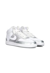 Sneaker alte in pelle bianca con accenti metallici argento, punta forata e lacci bianchi. Presentano un colletto imbottito per supporto.
