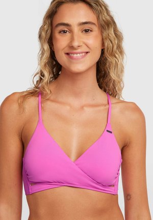 Haut de bikini rose à nouer avec fines bretelles réglables, doté d'une texture douce et de découpes sur les côtés. Design épuré et moderne.