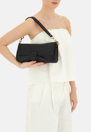 Borsa a tracolla in pelle nera con un design strutturato, forma rettangolare, dettagli in oro e una tracolla removibile.