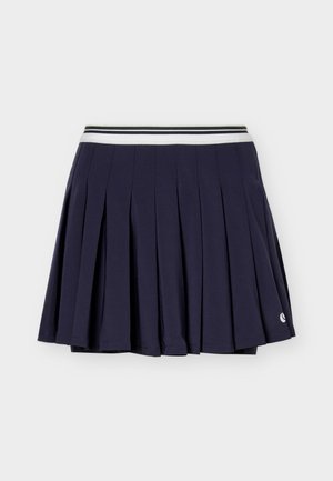 Tumši zilas tienisa svārki ar klostēm, melnām un baltām svītrainām jostasvietu un mazu baltu logotipu pie apakšmalas.