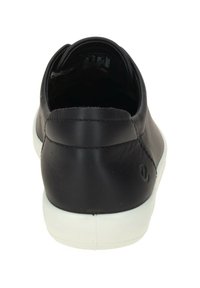 Sneaker in pelle nera con una finitura liscia, suola in gomma bianca, forma arrotondata e un sottile dettaglio di cucitura lungo il tallone.