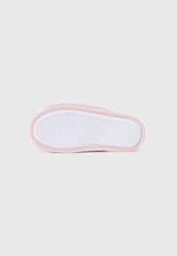 Chinelo rosa com sola branca estriada e tamanho 37 marcado num círculo, mostrado com a sola para cima sobre um fundo branco simples.