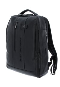 Mochila de cuero negro con textura suave, compartimentos con cremallera, respaldo acolchado y correas ajustables. Presenta un logo en relieve y un diseño elegante.