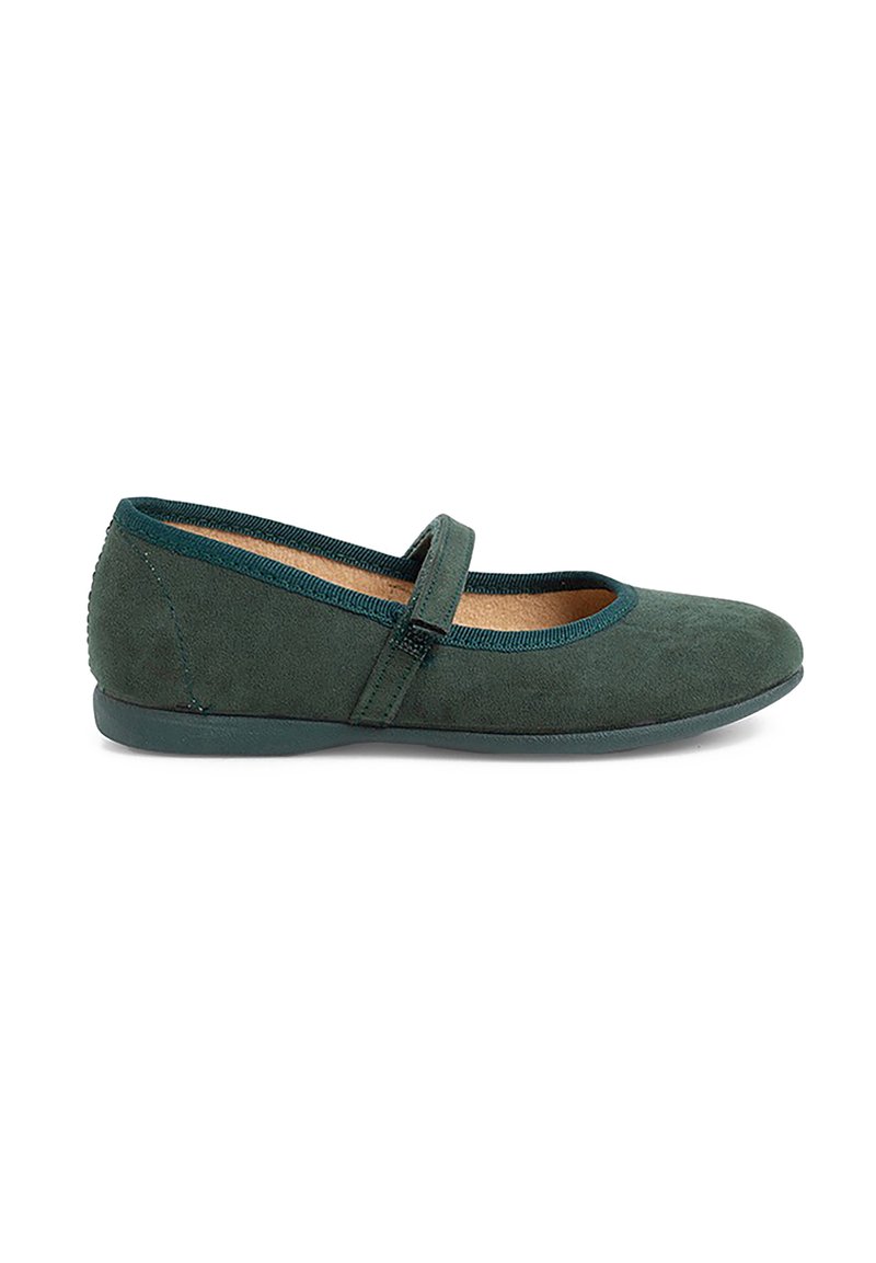 Mary Jane de ante verde con punta redonda, banda elástica y plantilla en tono marrón; textura suave y suela de goma baja y flexible.