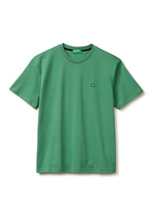 Groen T-shirt met korte mouwen en ronde hals met klein zwart-wit logo op de linkerborst, weergegeven op een witte achtergrond.