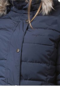 Námořnická modrá péřová bunda s kapucí podšitou kožešinou, se štepovaným designem, patentkami a vyšívaným logem na hrudi.