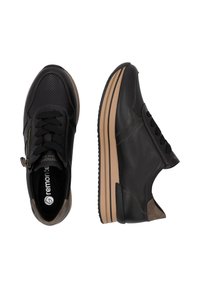 Schwarze Ledersneaker mit perforierten Abschnitten, Schnürsenkeln und seitlichem Reißverschluss. Sie verfügen über eine braune Gummisohle mit gestreiftem Design und einem gepolsterten Innenraum.