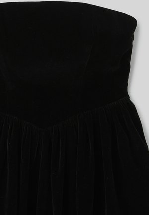 Robe bustier en velours noir avec un corsage ajusté, une taille froncée et une jupe plissée fluide. Texture riche avec une finition lisse.