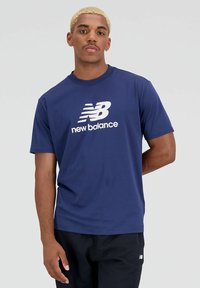 New Balance ESSENTIALS LOGO Camiseta estampada navy/azul
