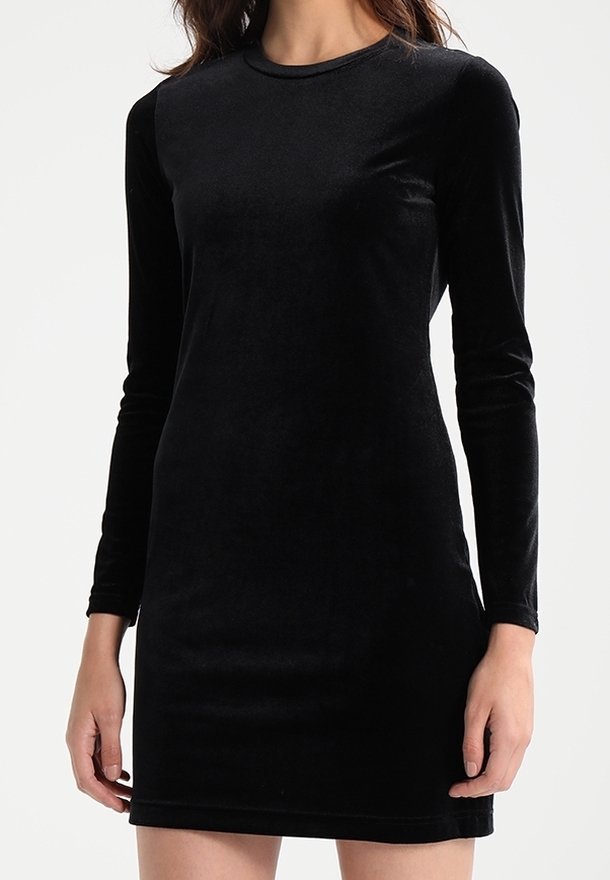 Schwarzes Samt-Longsleeved-Kleid mit taillierter Silhouette, rundem Ausschnitt und glatter Textur, das oberhalb des Knies endet. Schlichtes Design ohne Verzierungen.