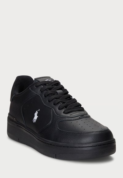Adidași din piele neagră cu panouri netede și texturate, cutie de degete perforată, șireturi groase negre și un accent alb cu logo pe lateral.