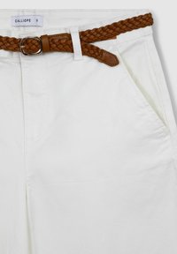 Pantaloni di cotone bianchi con tasche laterali, dotati di una cintura intrecciata marrone con fibbia metallica. L'etichetta riporta "CALLIOPE" e la taglia "S."