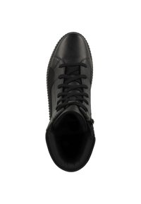 Baskets montantes en cuir noir avec surface texturée, fermeture à lacets à l'avant, col rembourré et bout rond. Présente un détail de fermeture éclair sur le côté.