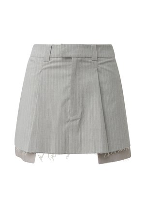 Szara mini spódnica w cienkie prążki z szlufkami na pasek, plisowanym detalem i postrzępionym dołem odsłaniającym beżową podszewkę.